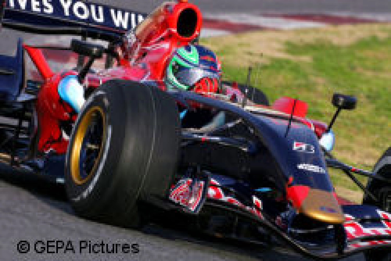 Luizzi loses the 8th place point to Sutil