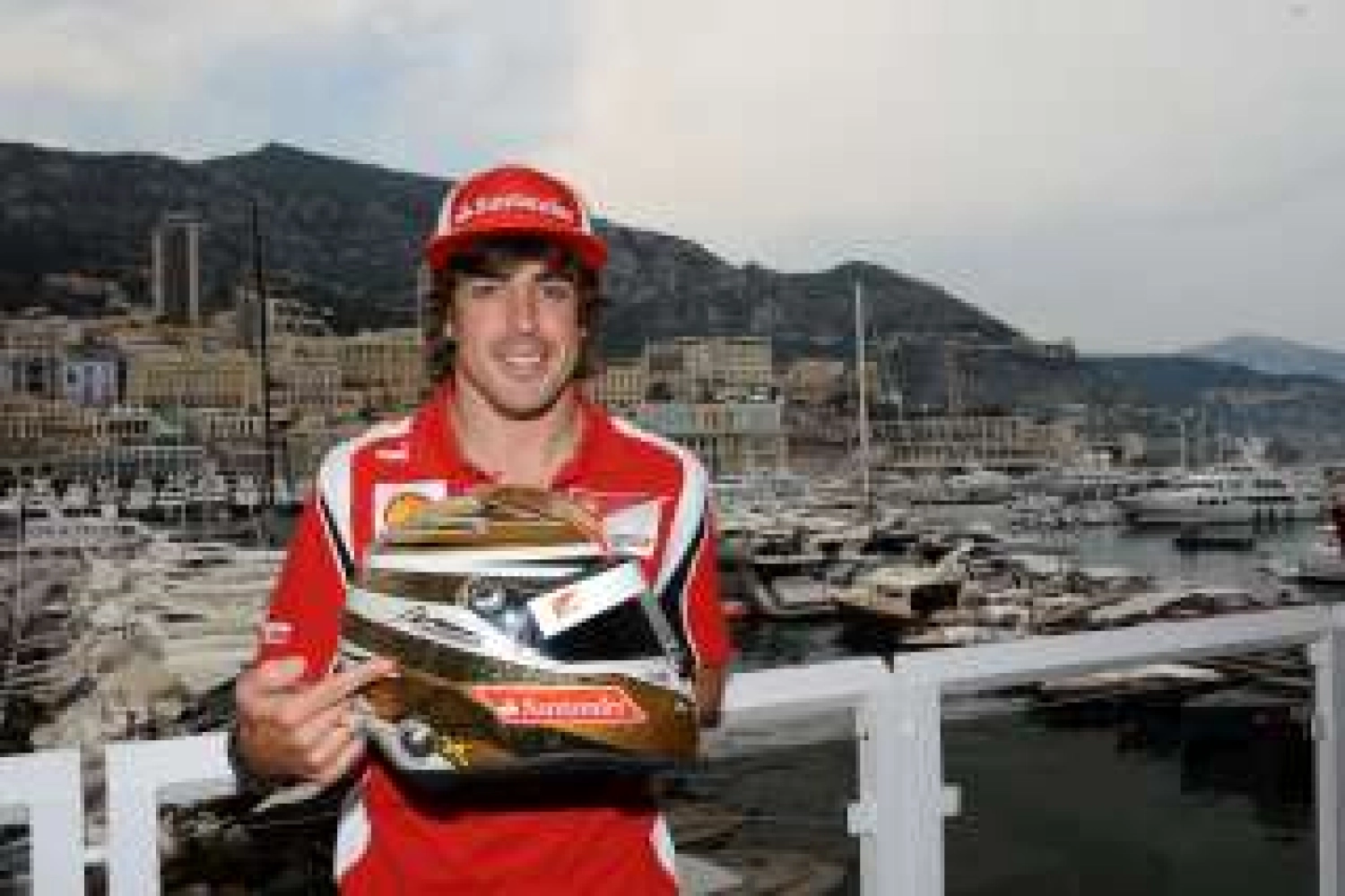 Alonso treats himself to a golden helmet in Monaco