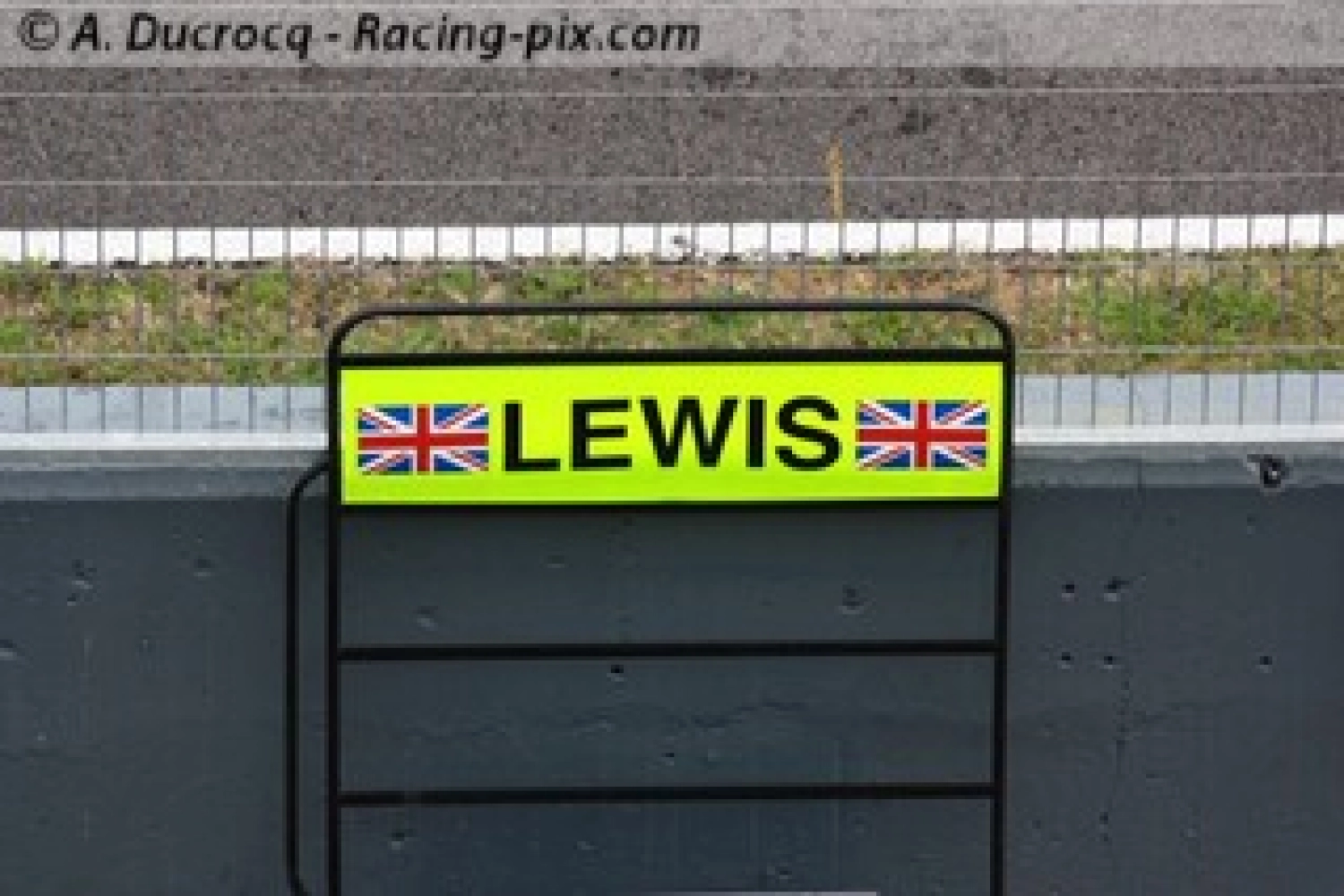 Lewis Hamilton switches to Fuller