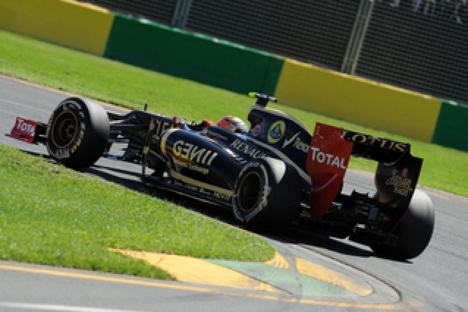 Saturday: Pirelli congratulates Grosjean for his performance