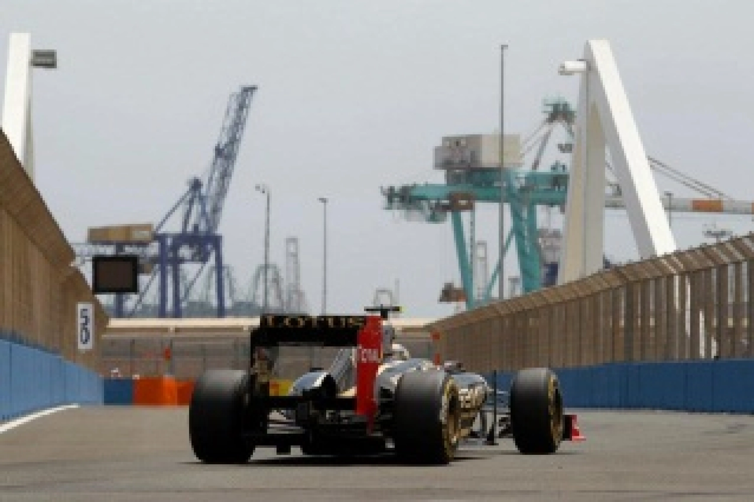 Saturday: Grosjean again ahead of Räikkönen at Lotus