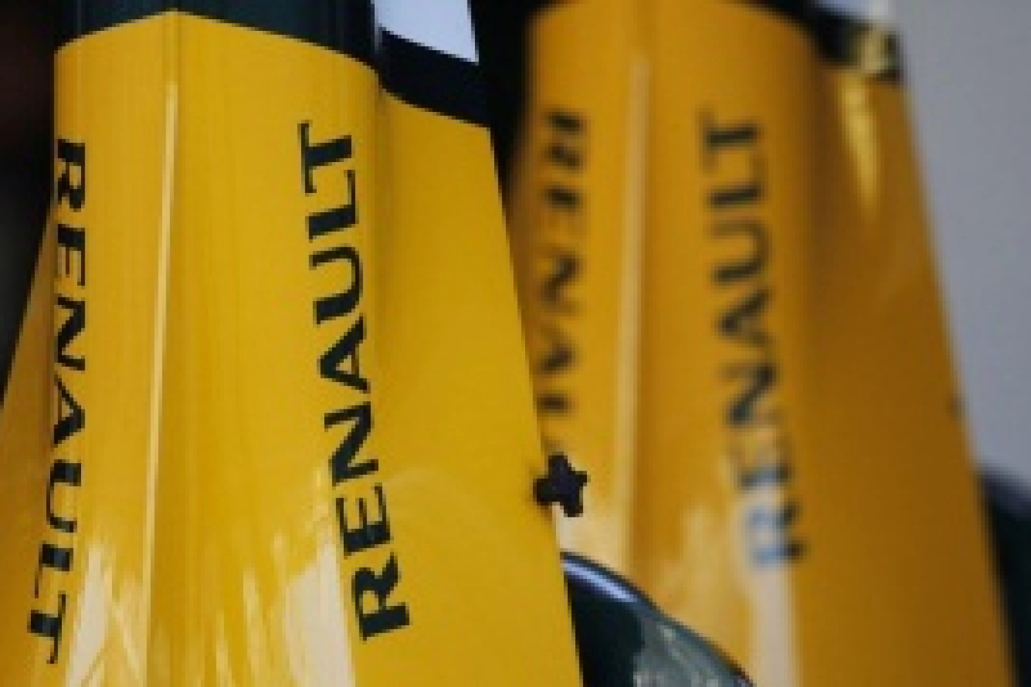 Renault apologizes to Red Bull and Lotus