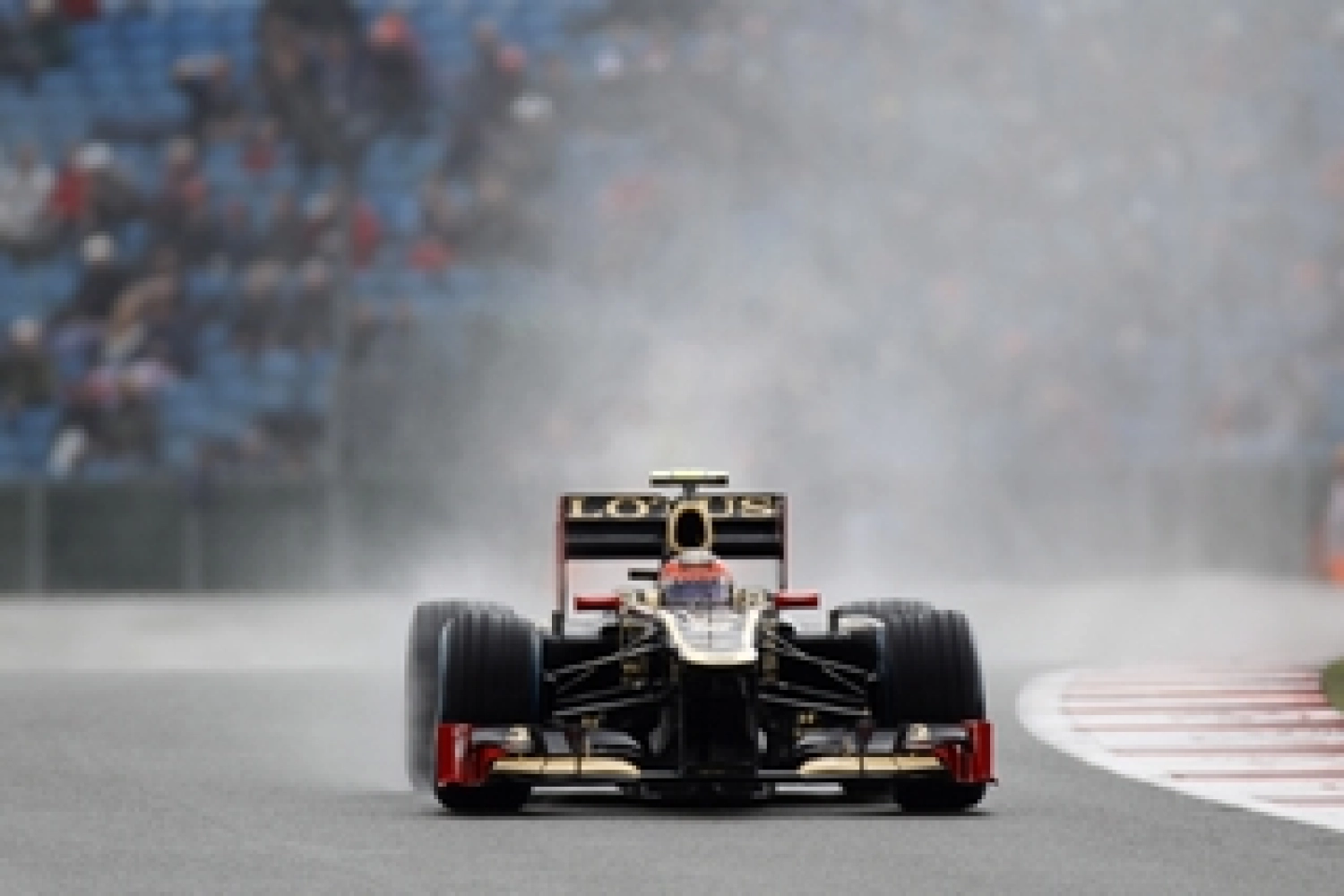 Saturday: Räikkönen dodges the raindrops at Lotus, not Grosjean