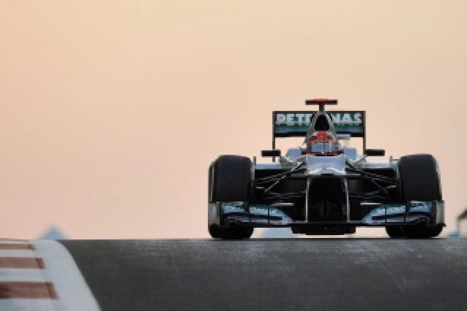 Sunday: Zero points for Mercedes with crash and puncture