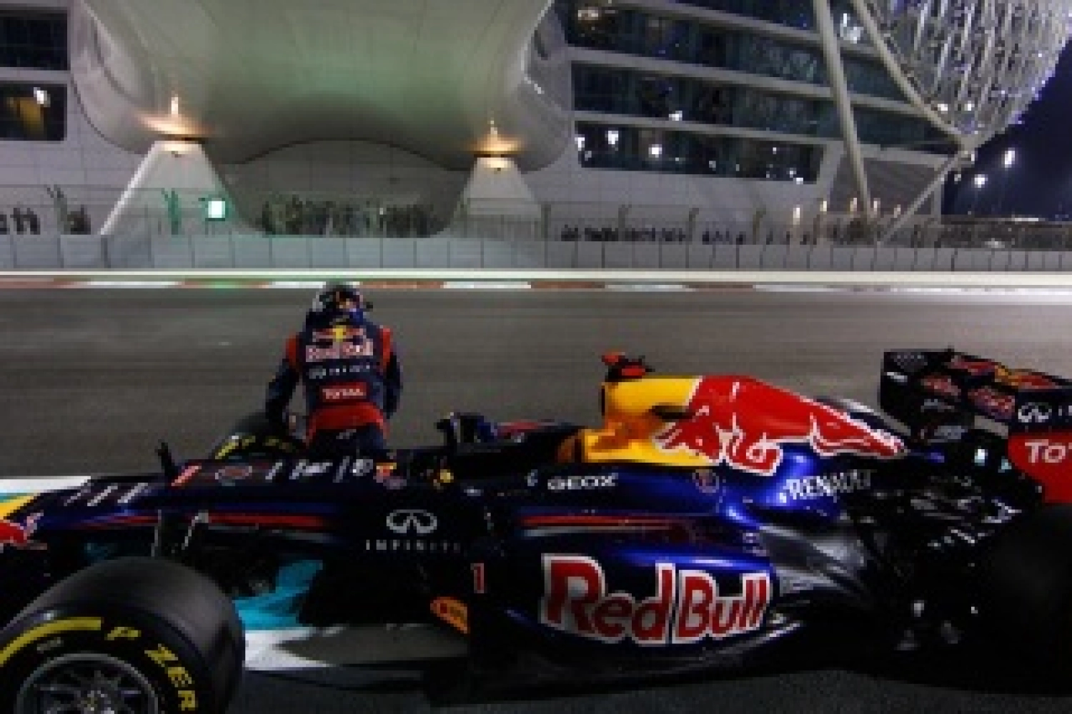 Saturday: Vettel excluded, Webber on the front row for Red Bull