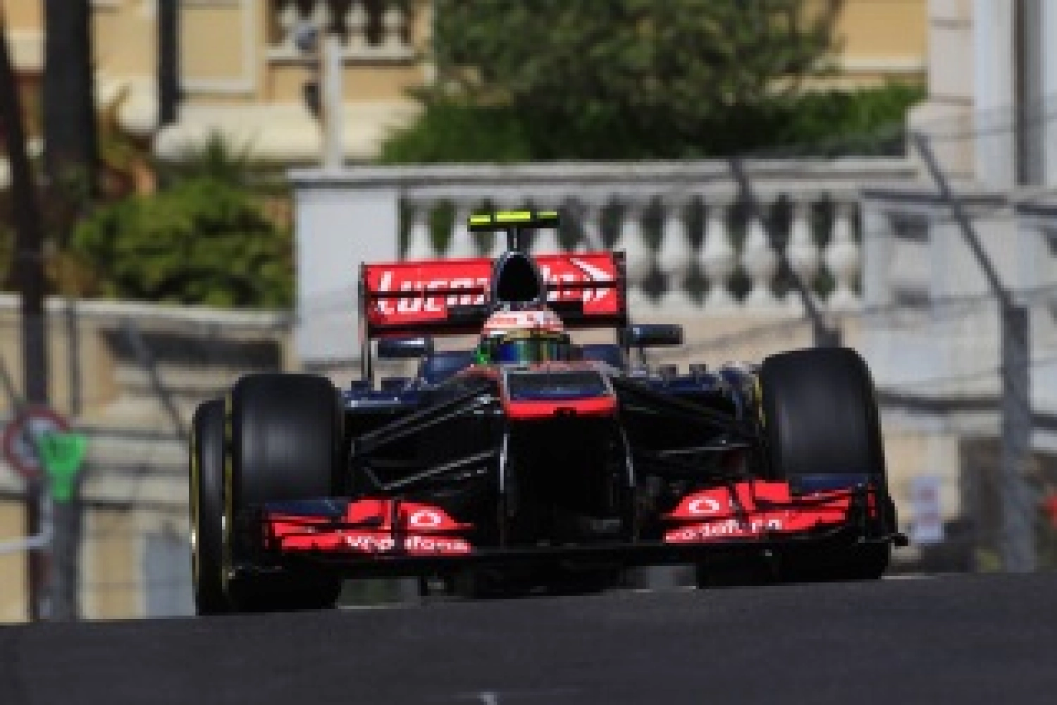 A shower of criticism falls on Sergio Pérez