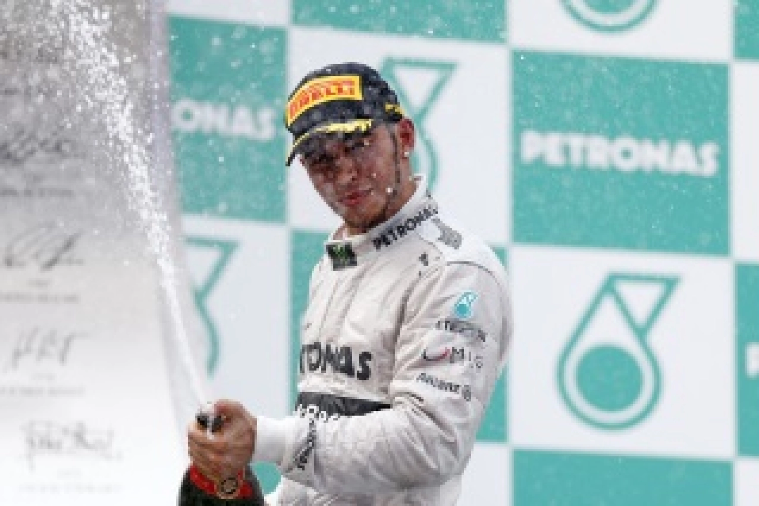 Mercedes: Hamilton Changes Chassis and Rosberg Hopes for Final Podium
