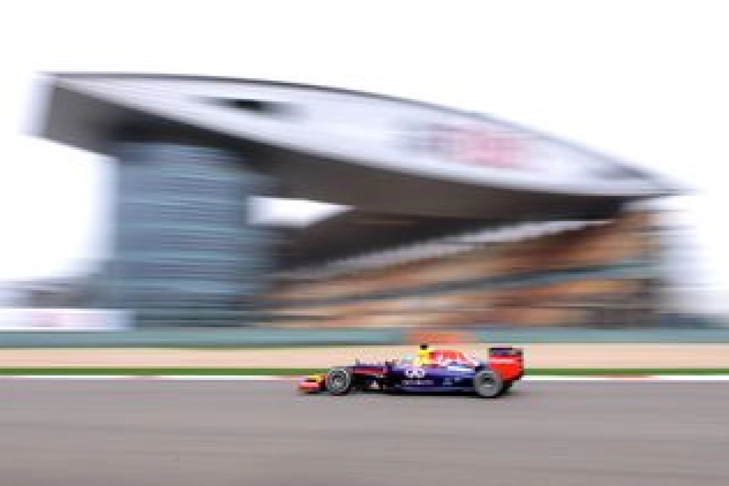 Sunday: Vettel steps aside again for Ricciardo at Red Bull