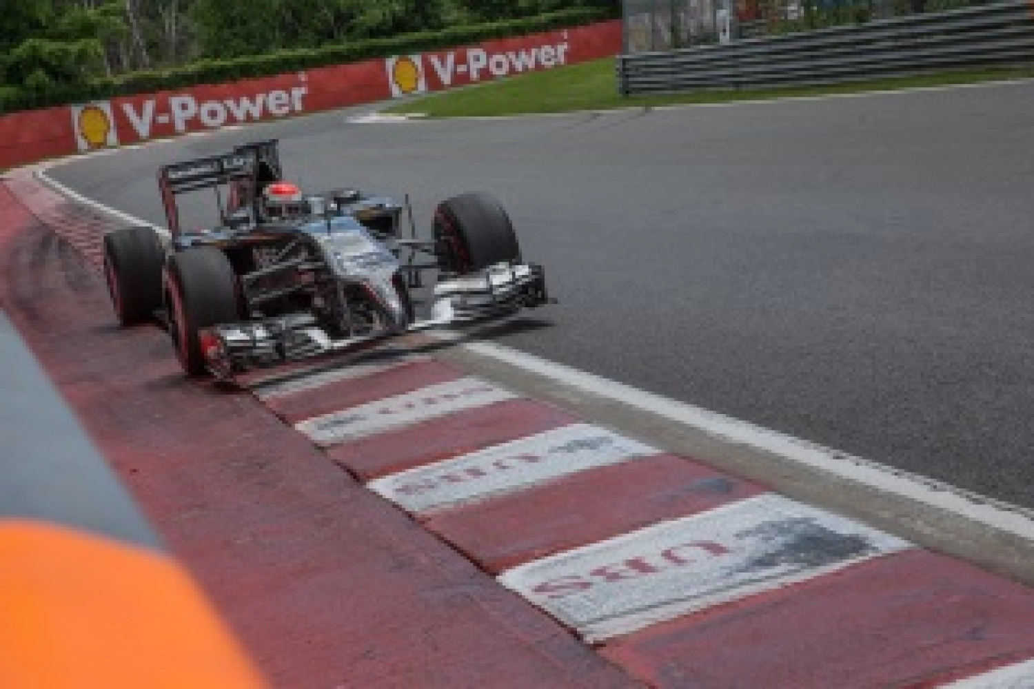 Sunday: Sutil finally sees the finish as Gutierrez retires at Sauber