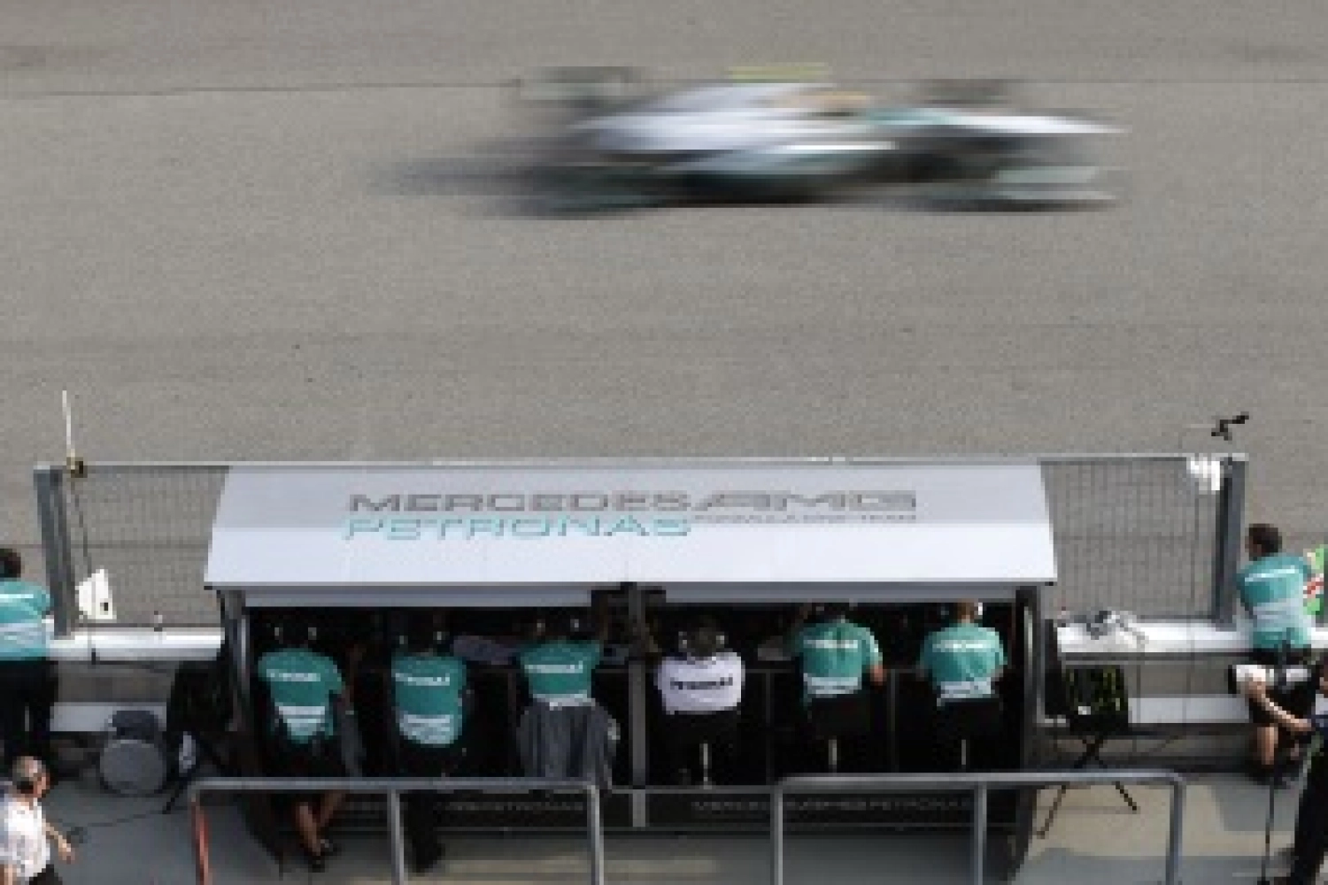 Bahrain: The Grand Prix Seen from the Pits