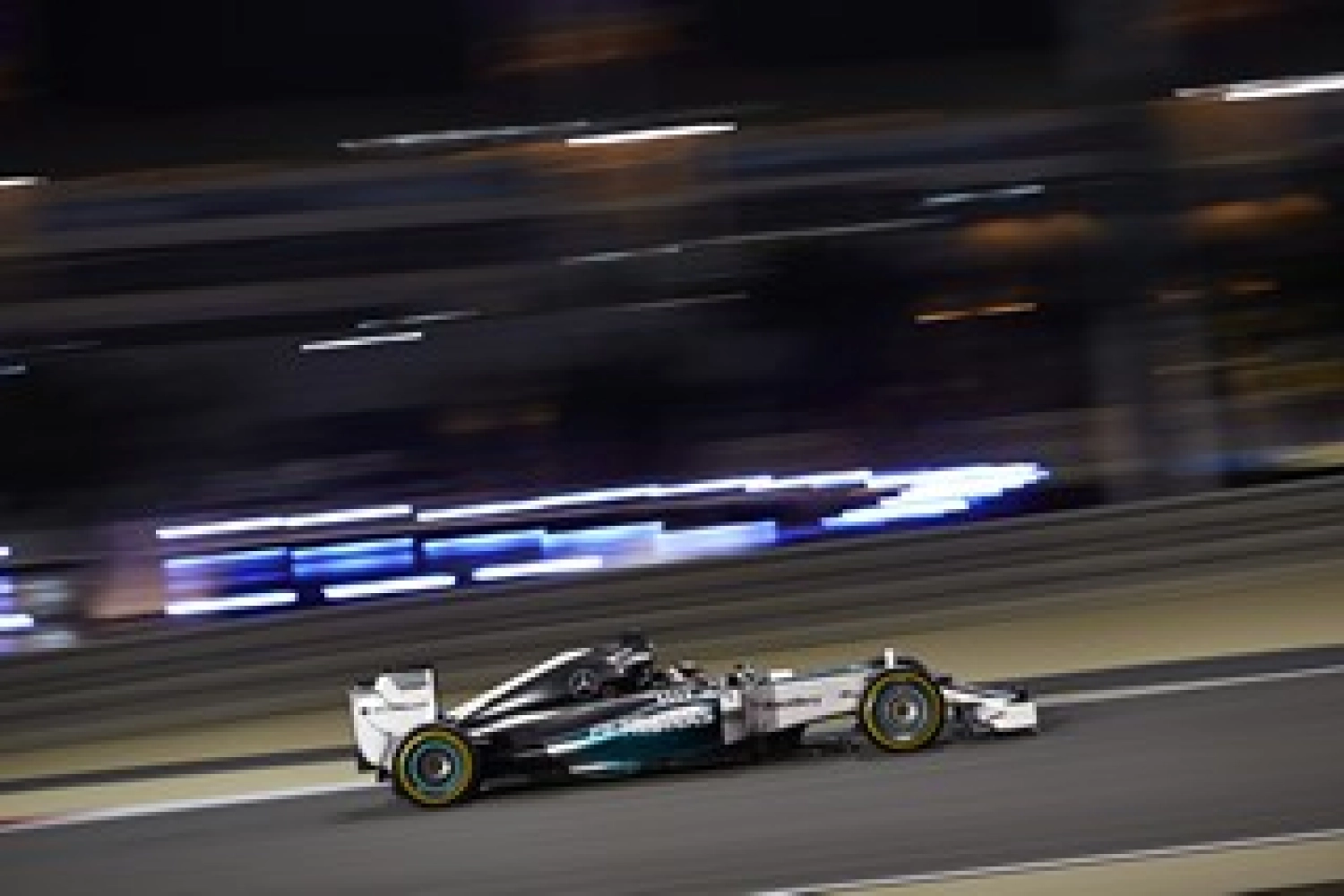 Singapore – Free Practice 2: Hamilton on Top, Vettel on the Edge and Maldonado in the Wall