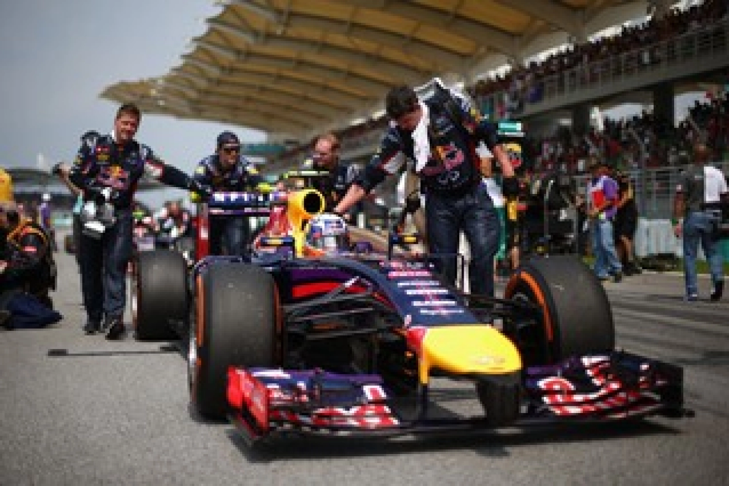 Ricciardo: Red Bull can compete with Mercedes in China or Spain