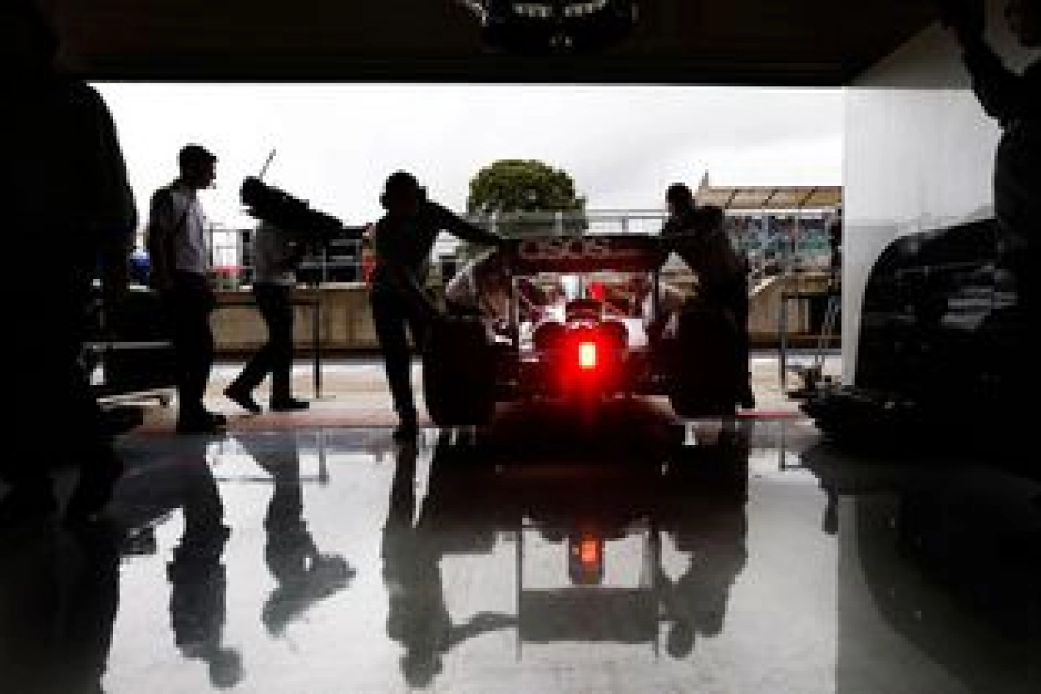 McLaren delayed by fuel data issues