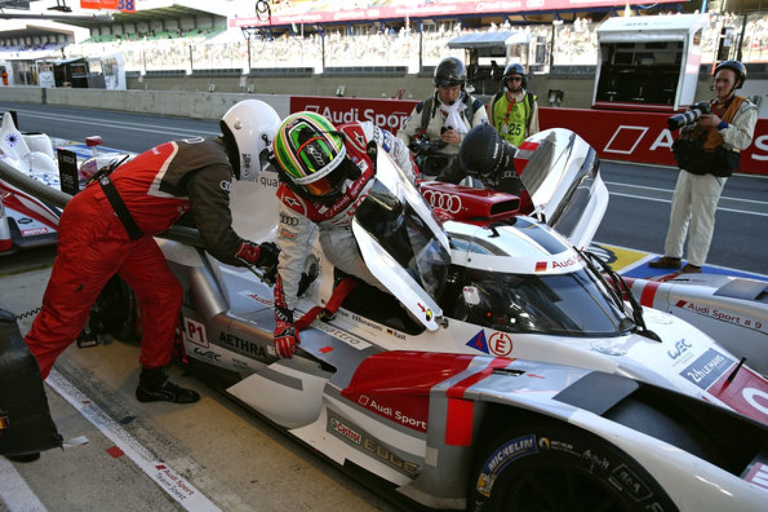 24 Hours of Le Mans – Saturday, 6:30 PM: The Porsche-Audi duel continues, Duval crashes