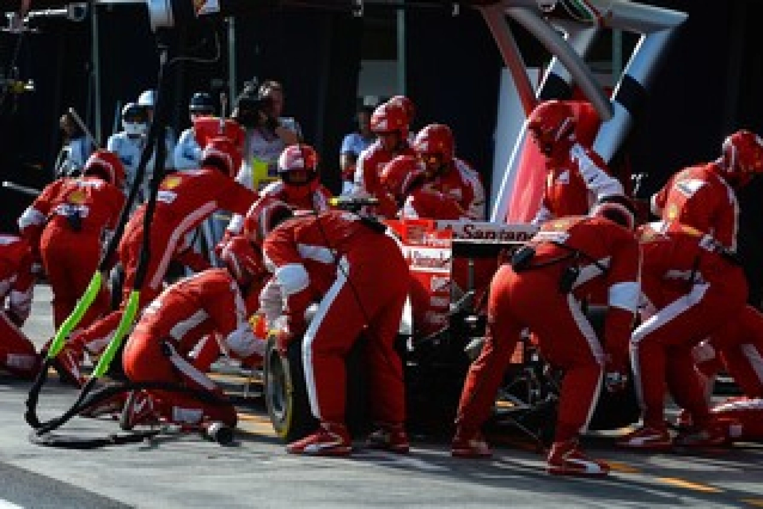 Ferrari and Räikkönen escape penalty despite poorly attached wheel