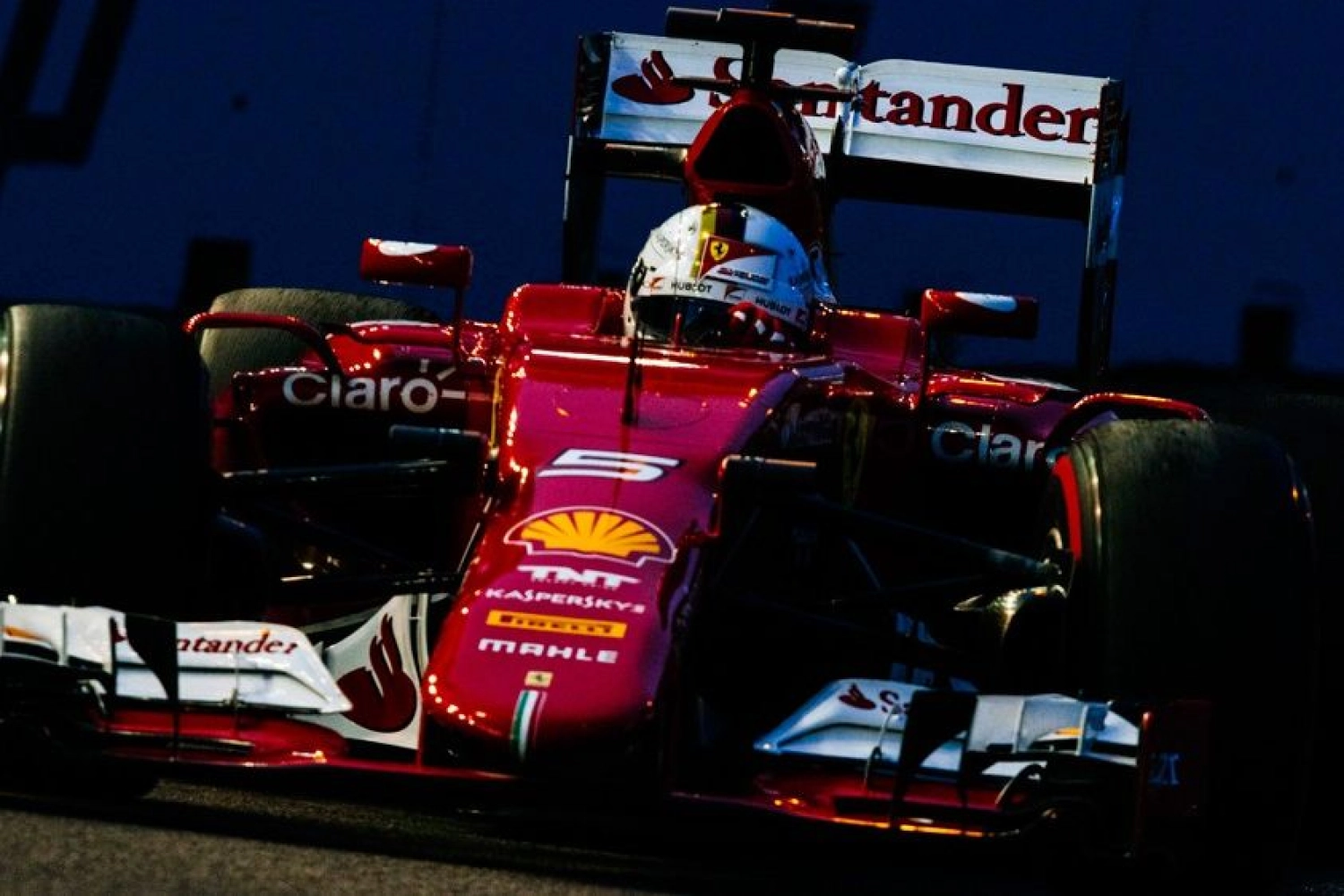 Singapore GP – Race: Vettel Master of the Night, Hamilton in Darkness