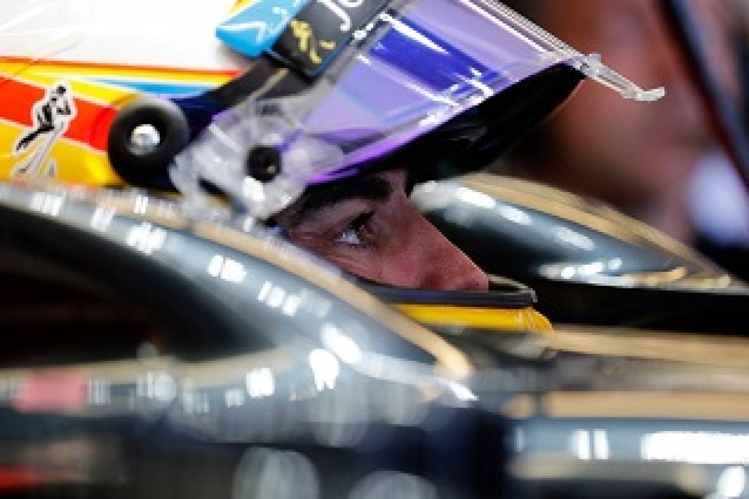 McLaren runs with half of the 2016 car