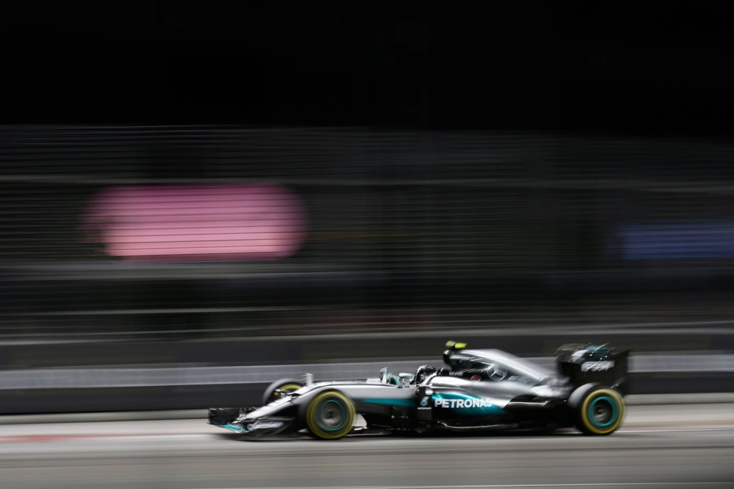Singapore – Qualifying: Rosberg lights up, Ricciardo interferes