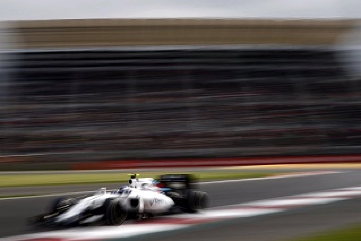 The two Williams chase Force India with a bold strategy