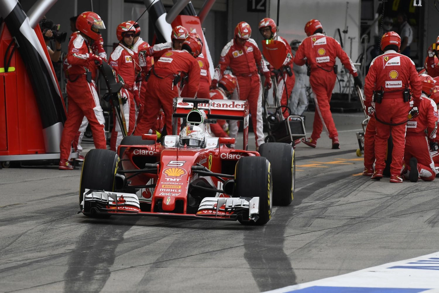 Sebastian Vettel defends Ferrari’s strategy and complains about latecomers