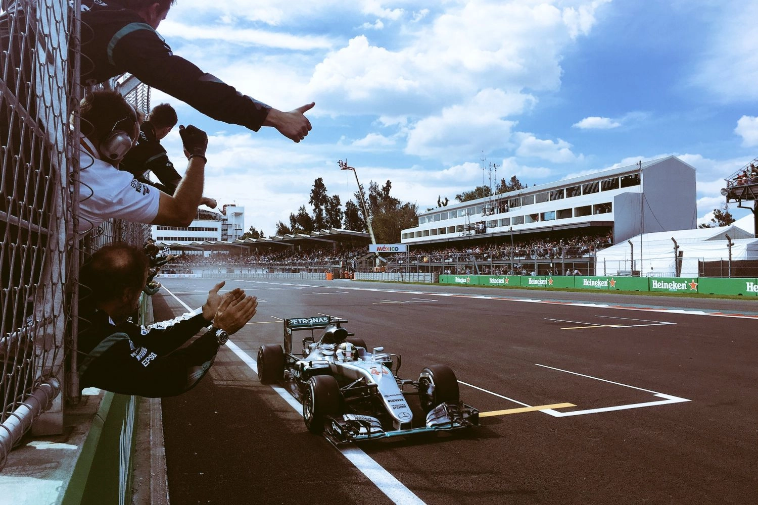 Race – Mexico: Hamilton shines, Rosberg follows, Verstappen penalized