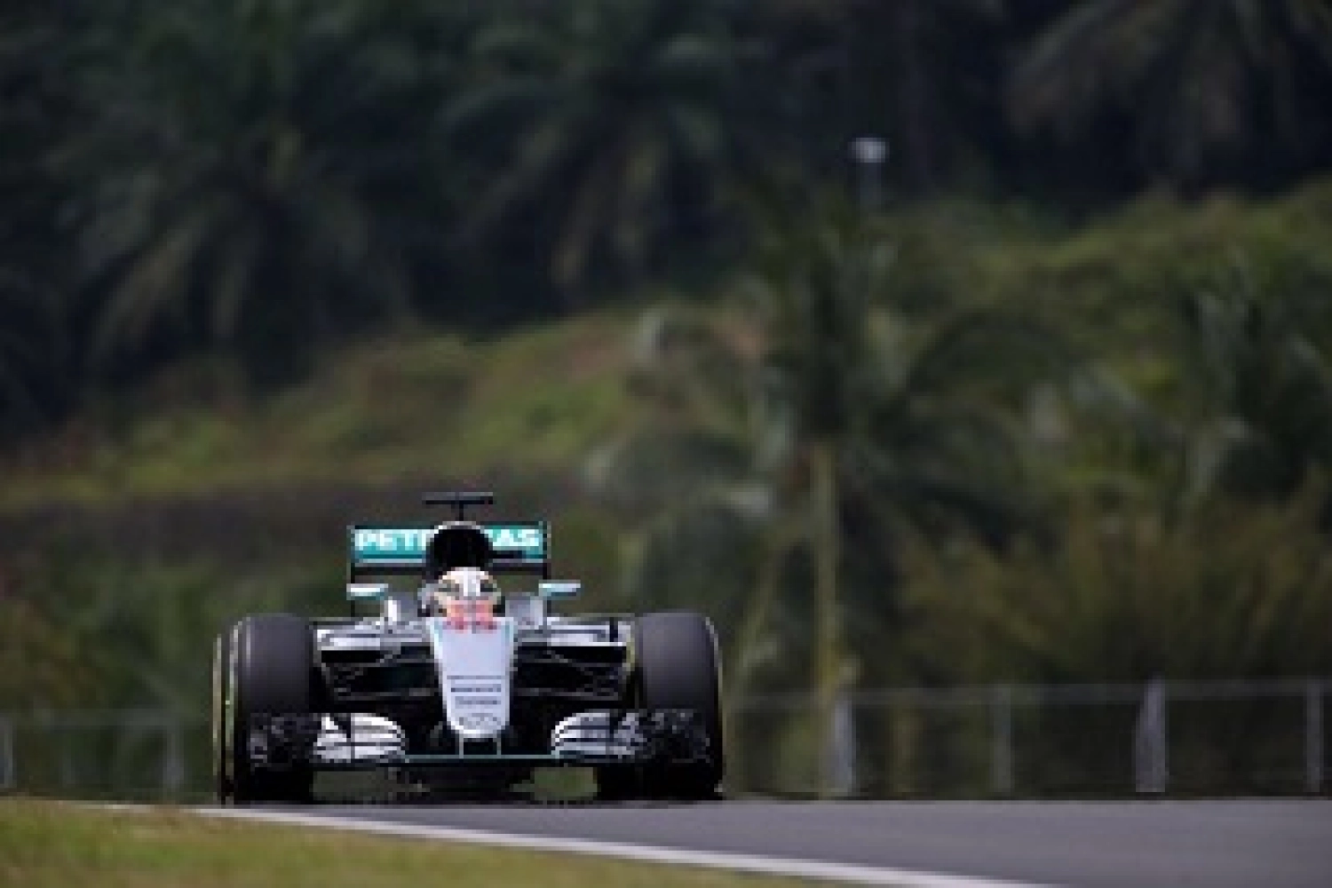 Malaysia – Qualifying: Hamilton dominates a feverish Rosberg