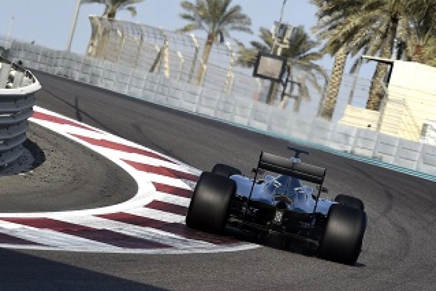 Hamilton, ill, abandons Pirelli tests in Abu Dhabi