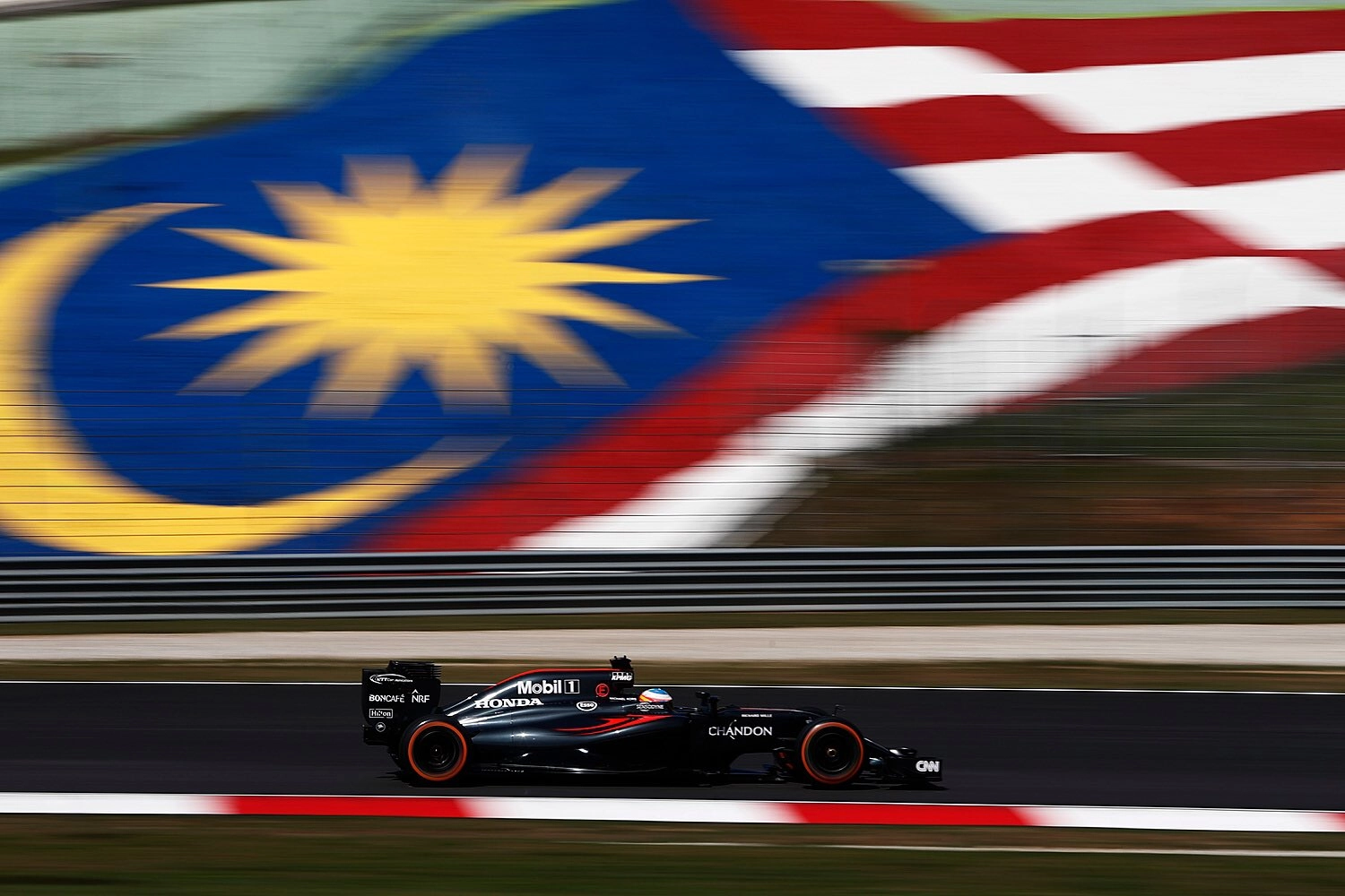 Malaysia – Free Practice 1: Rosberg masters his subject, Renault catches fire