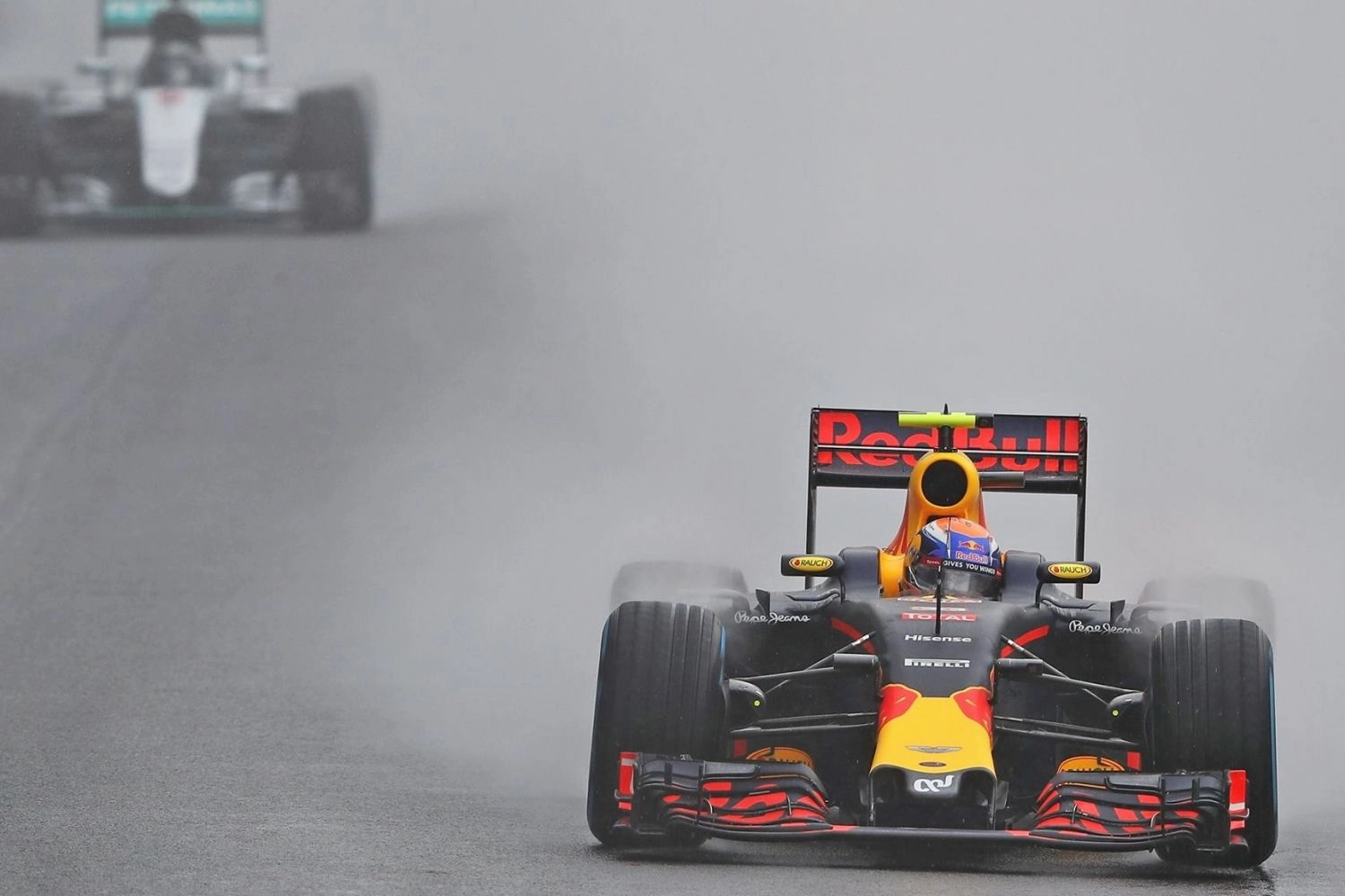 Max Verstappen, heroic tightrope walker in the rain