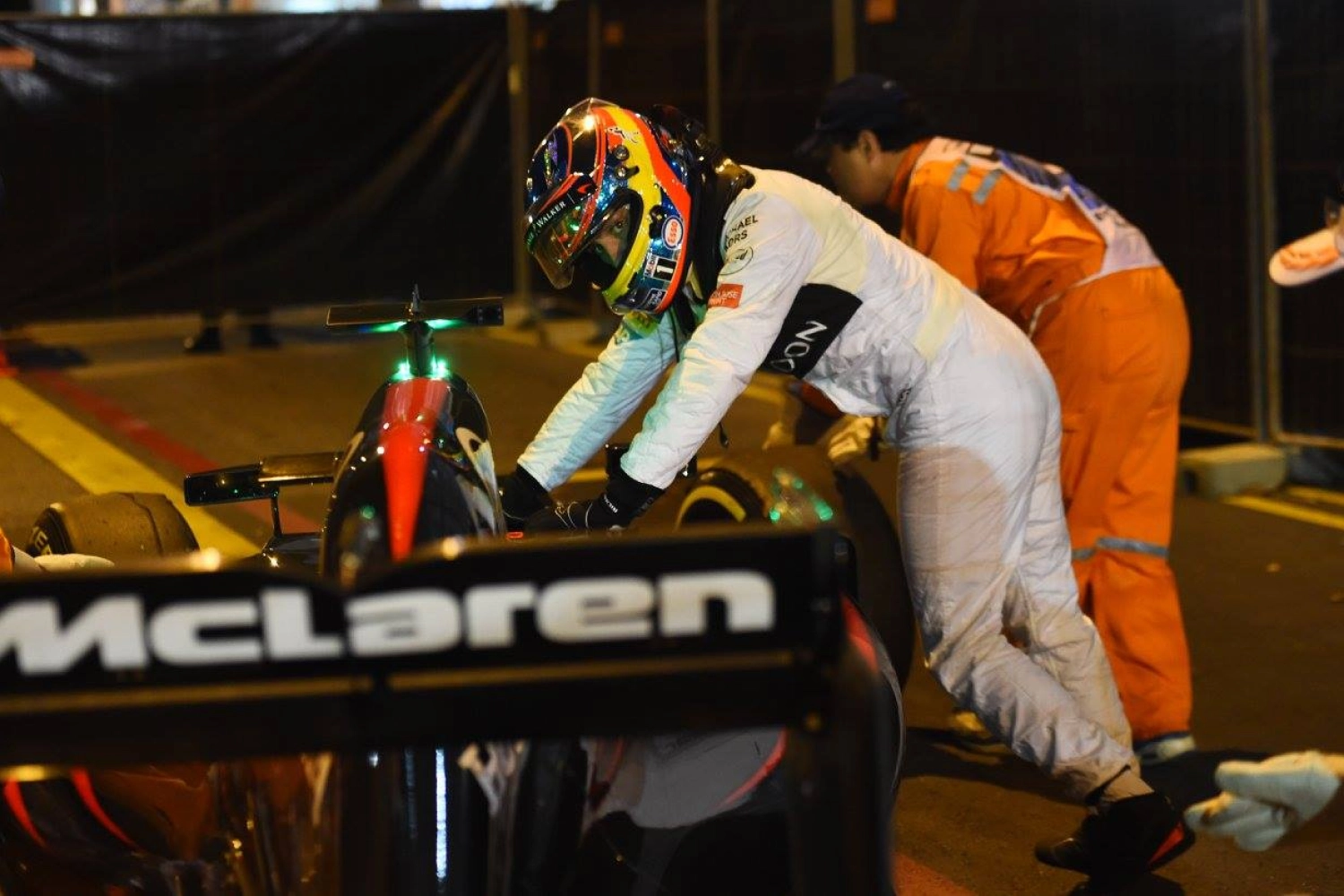 Button and Alonso successively stopped on track, an average pace: McLaren had a better Friday