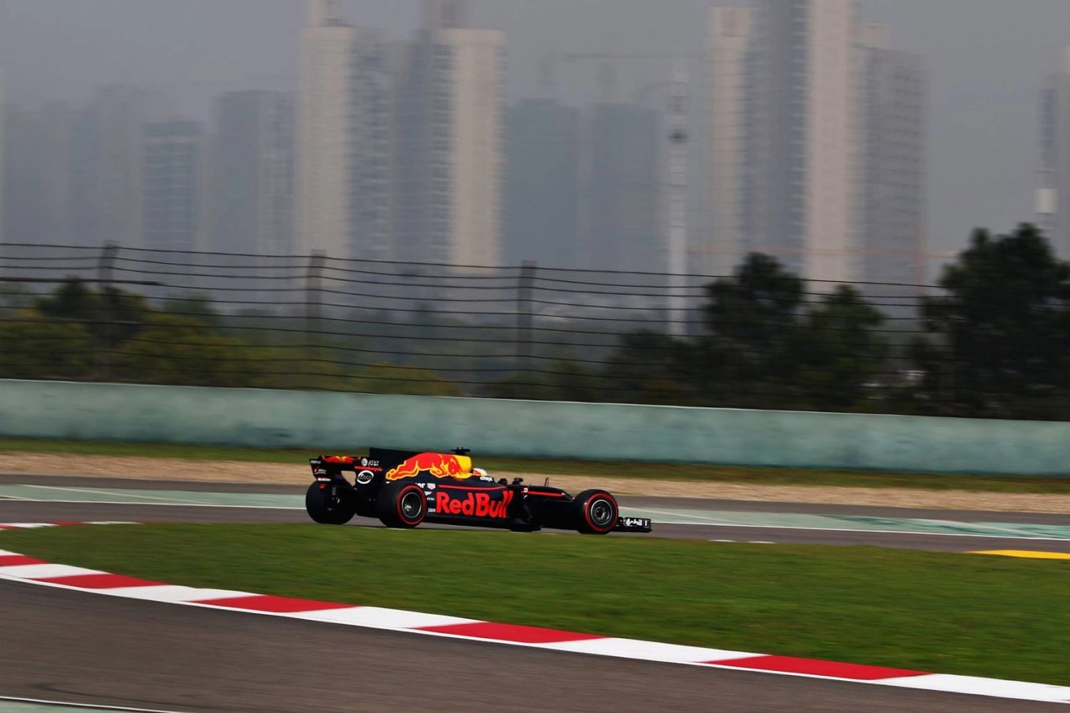 Red Bull: Daniel Ricciardo sole survivor in Q3 in China