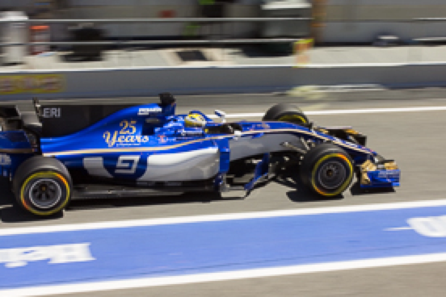 Marcus Ericsson places his Sauber ahead of a Williams at Silverstone