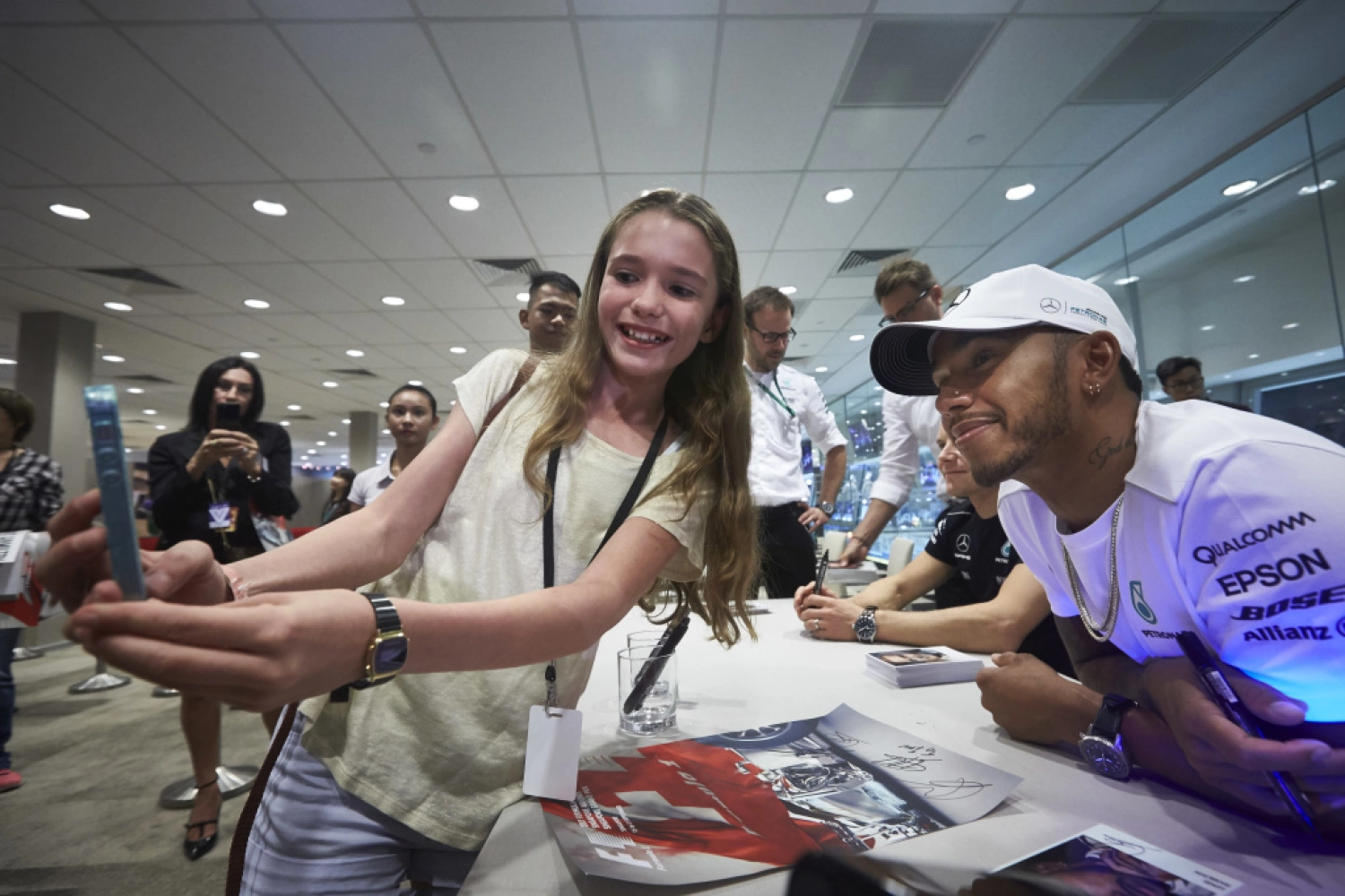 Lewis Hamilton clears his accounts on social media