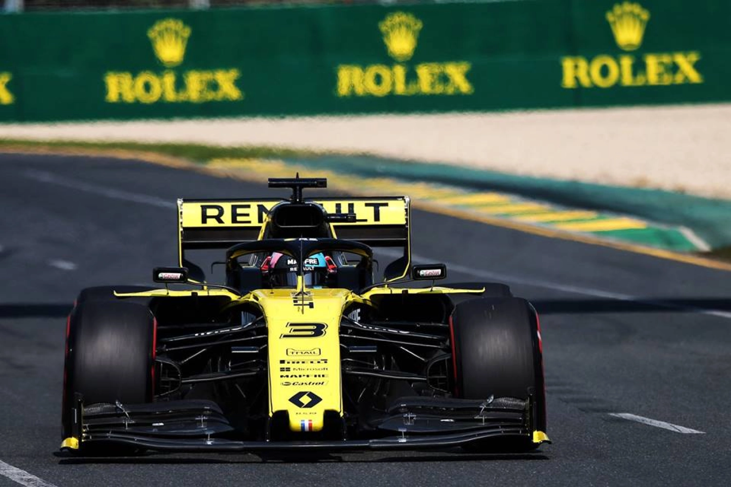 Renault struggles and Ricciardo sinks
