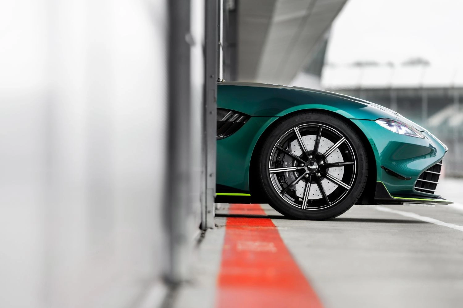 The 2021 safety cars finally unveiled by Aston Martin and Mercedes