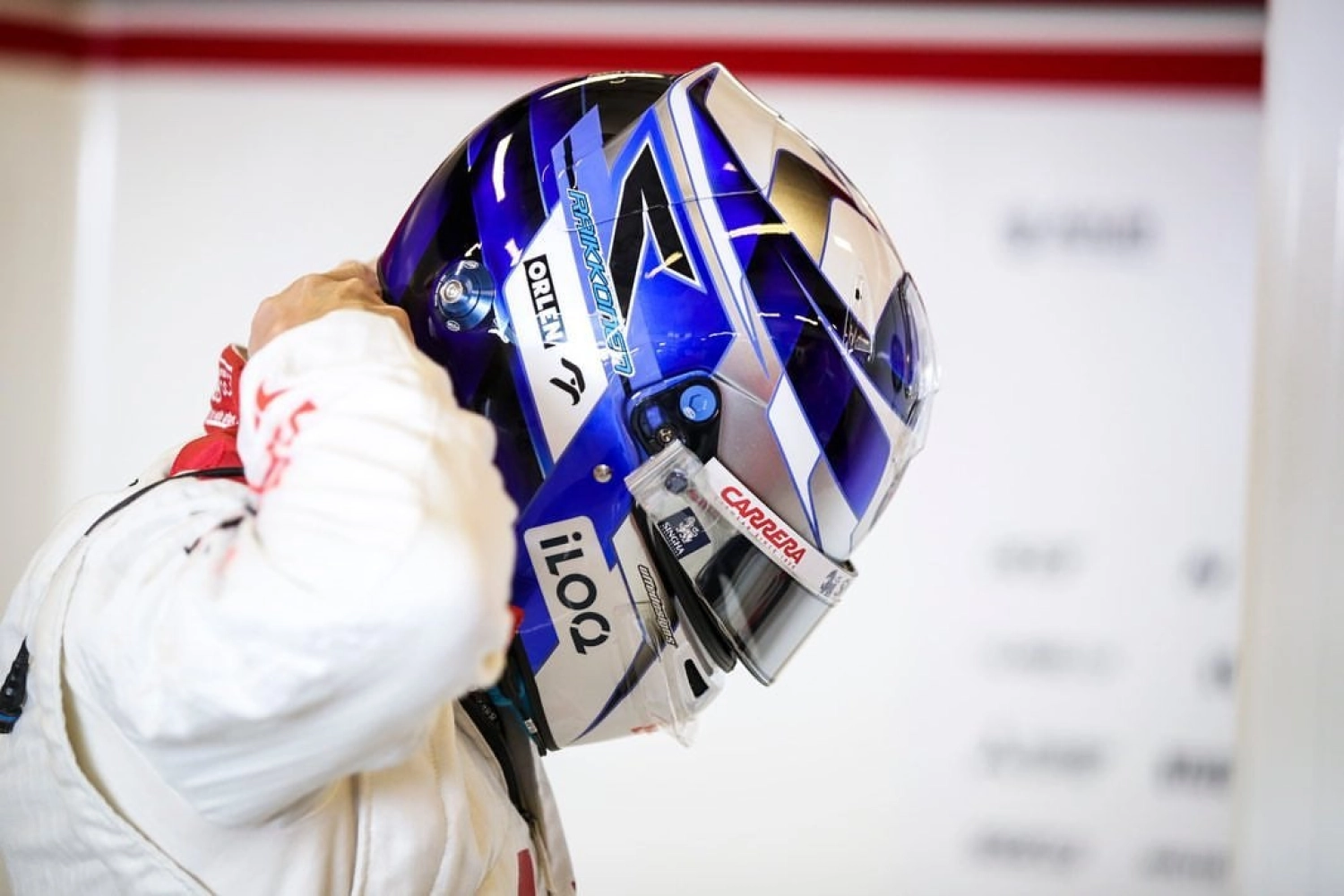 Kimi back with his 2001 helmet in Abu Dhabi