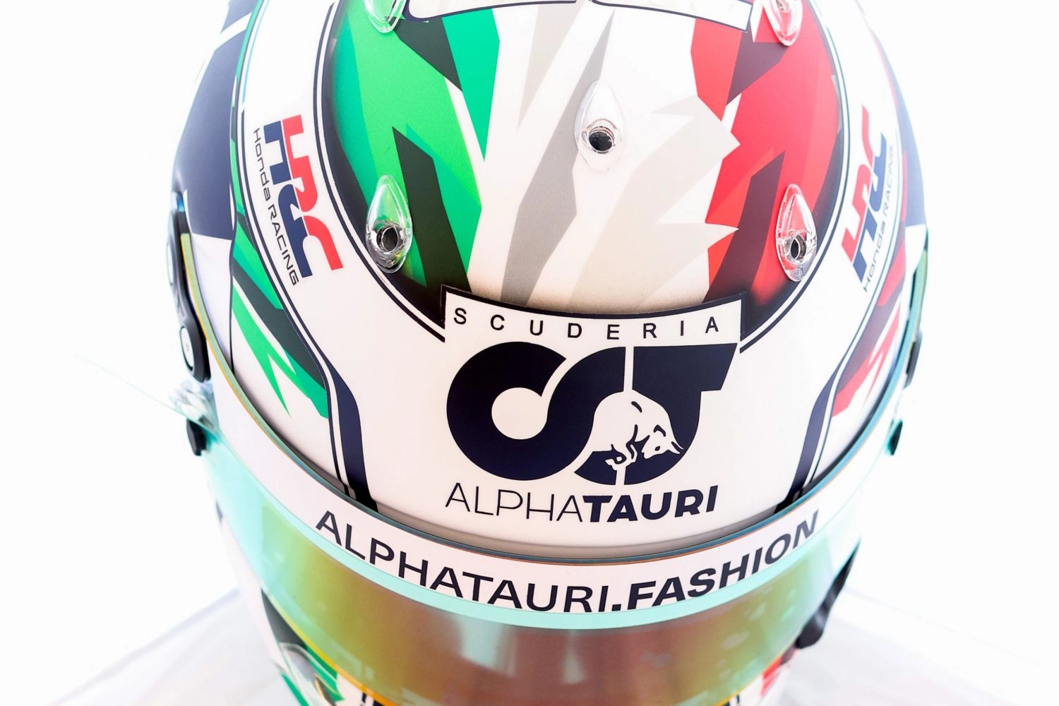 New helmet for Yuki Tsunoda for the Emilia Romagna Grand Prix (pictures)