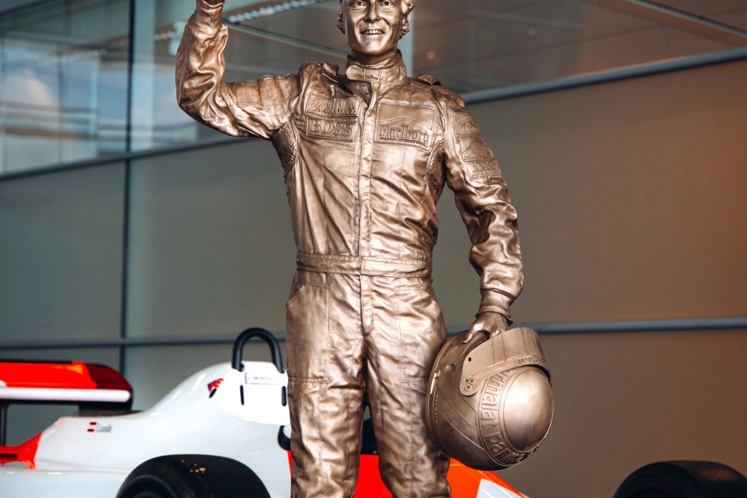 McLaren pays tribute to Niki Lauda with a statue