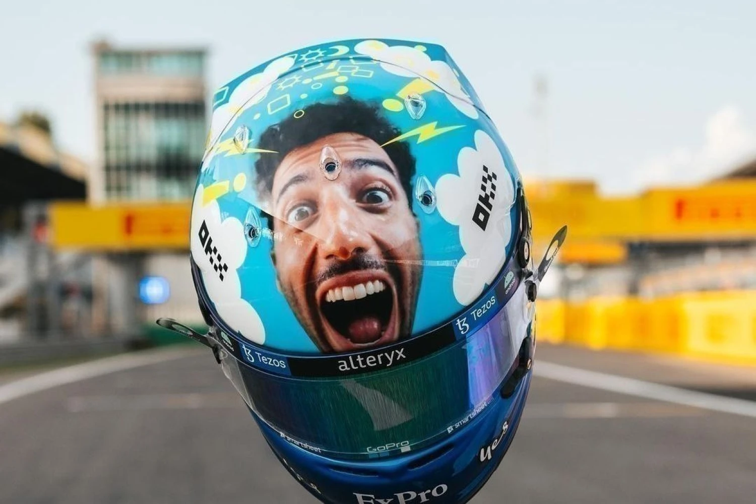 Daniel Ricciardo with a helmet paying tribute to Valentino Rossi