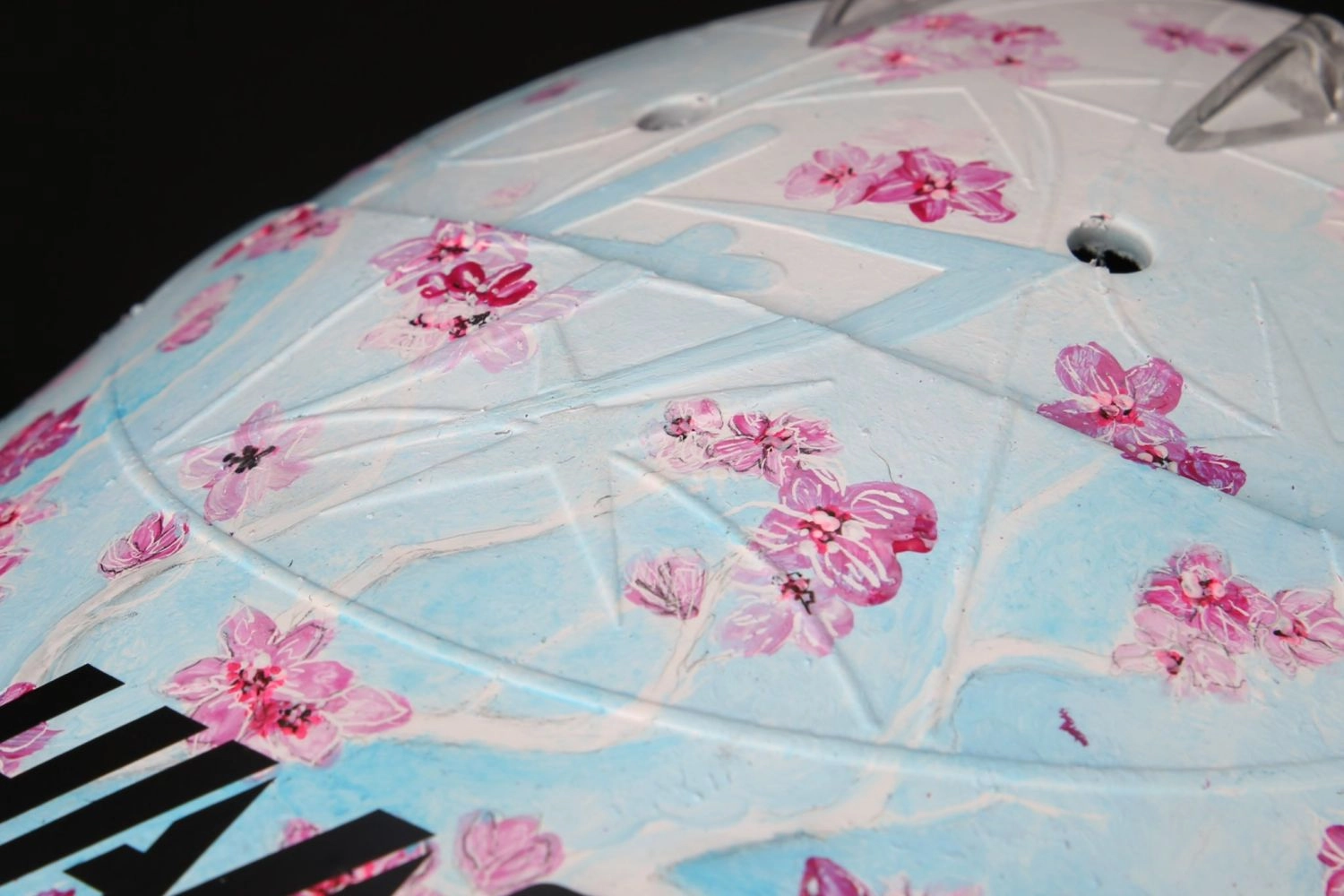 Mick Schumacher’s special helmet in Japan, inspired by the colors of cherry blossoms