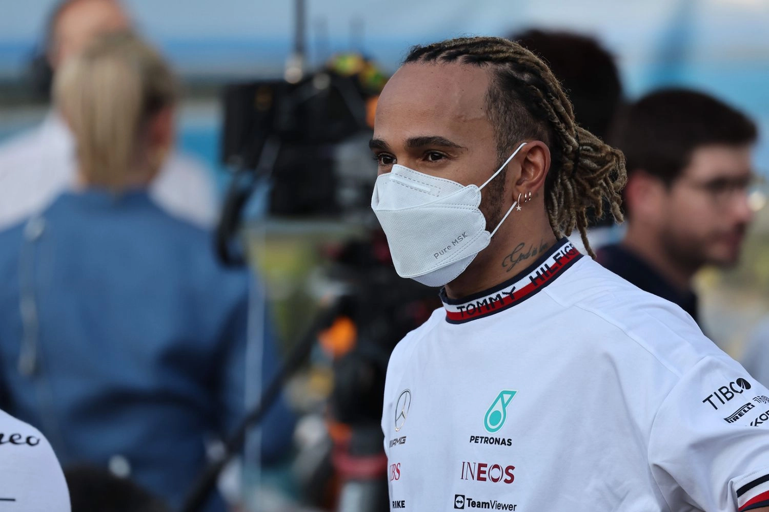Hamilton will not remove his jewelry despite the FIA rules