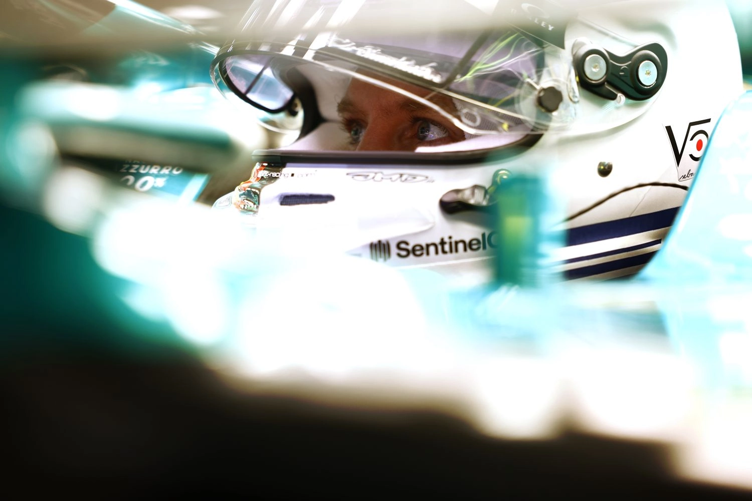 Vettel pays tribute to his longtime helmet supplier