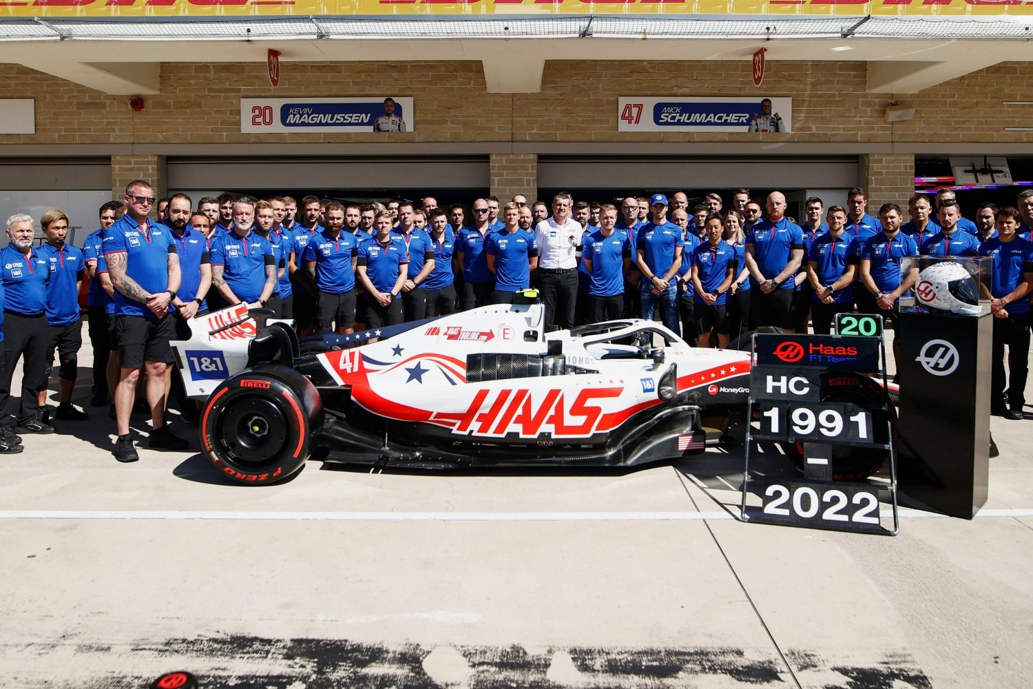 Haas pays tribute to one of its mechanics who passed away on its livery