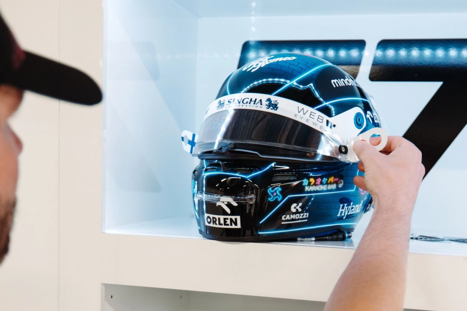 Valtteri Bottas reveals his special helmet for Japan