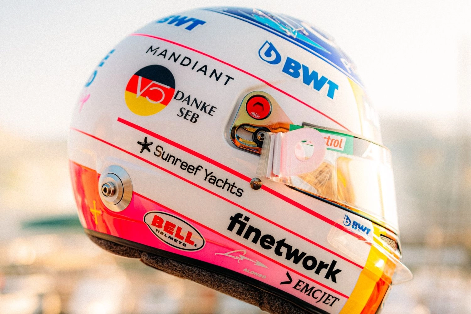 Alonso pays tribute to Vettel with a special helmet
