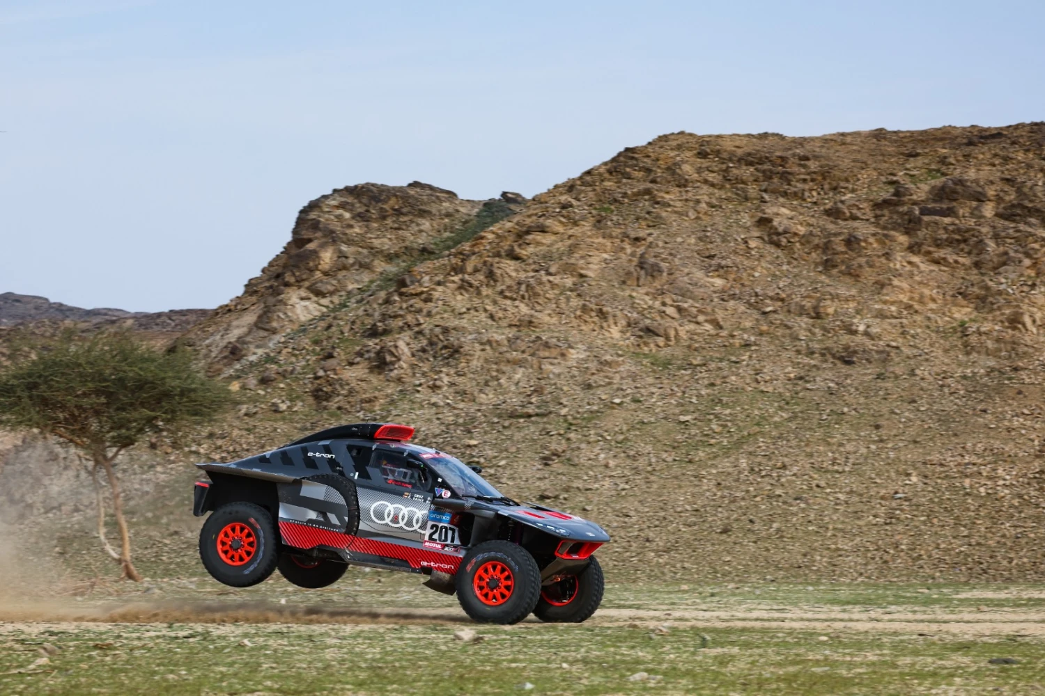 Dakar 2023 – Stage 1: Carlos Sainz ahead of Sébastien Loeb and Yazeed Al-Rajhi