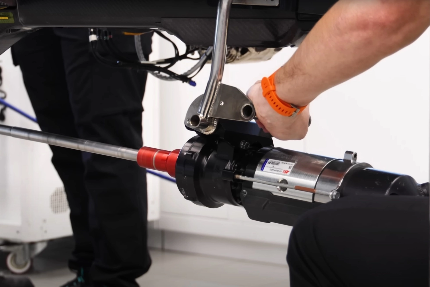 McLaren starts its engine (Video)