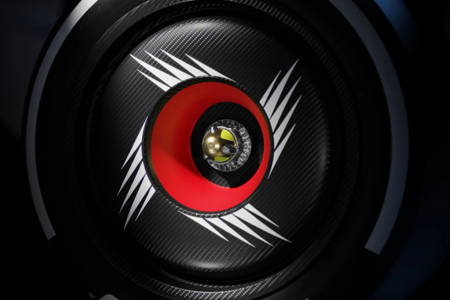 At what time and how can I follow the presentation of the livery of the AlphaTauri AT04?