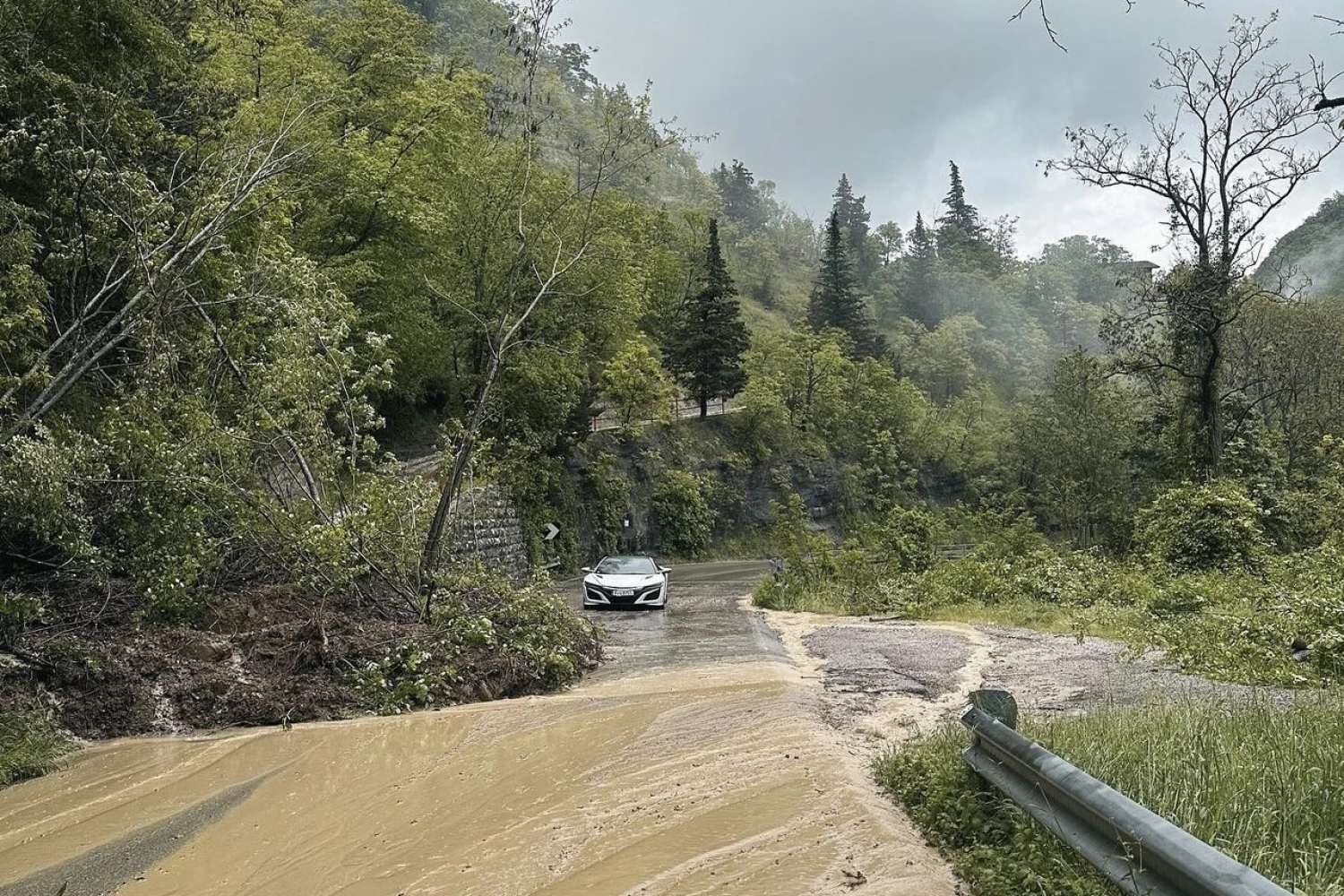 The AlphaTauri drivers in the heart of the floods in Italy