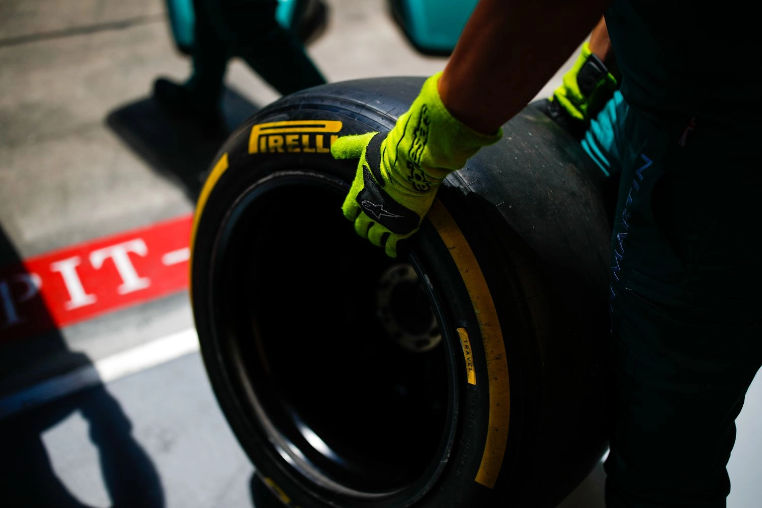 Pirelli should be challenged by Bridgestone in order to remain the Formula 1 tire manufacturer